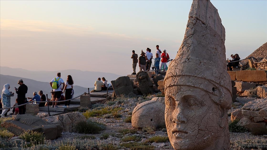Dünya mirası Nemrut’u bayramda yaklaşık 8 bin kişi ziyaret etti